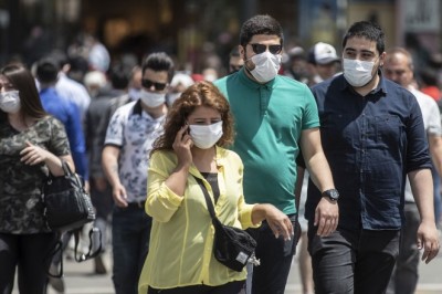 SAĞLIK BAKANLIĞI'NIN AÇIK ALANDA MASKE TAKMA ZORUNLULUĞUNU KALDIRMASI KARARINI NASIL DEĞERLENDİRİYORSUNUZ?