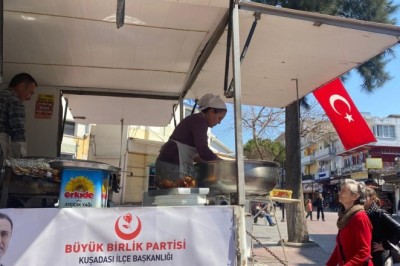 BBP KUŞADASI ŞEHİT LİDER MUHSİN YAZICIOĞLU ANISINA LOKMA DAĞITTI