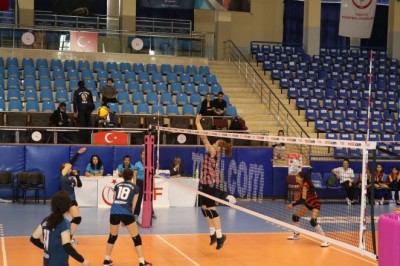 AYDIN'DA MİDİ KIZLAR VOLEYBOL HEYECANI BAŞLADI