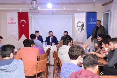 YURT ÖĞRENCİLERİ İFTARDA VALİ AKSOY'U AĞIRLADI