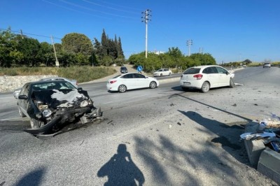 SÖKE-KUŞADASI YOLUNDA KAZA; 2 YARALI