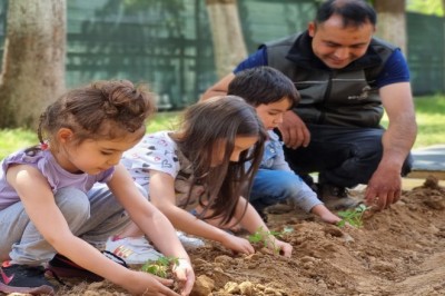 ATA TOHUMLARI ÇOCUKLARIN ELLERİNDE BÜYÜYOR