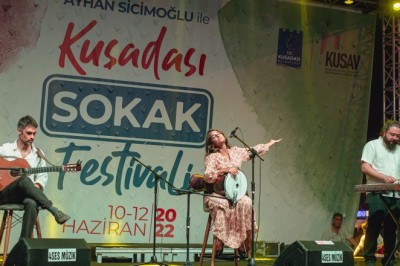 KUŞADASI’NIN SOKAKLARI FESTİVAL ALANINA DÖNÜŞTÜ