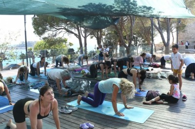 KUŞADASI DÜNYA YOGA GÜNÜNDE TÜM CANLILARA NEFES OLDU