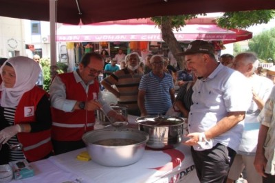 KUŞADASI KIZILAY'DAN AŞURE DAĞITIMI