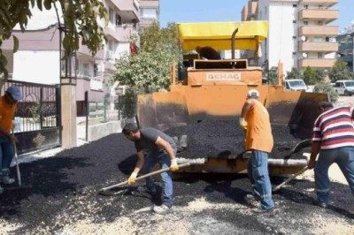 KUŞADASI'NDA ESKİYEN YOLLAR YENİLENİYOR