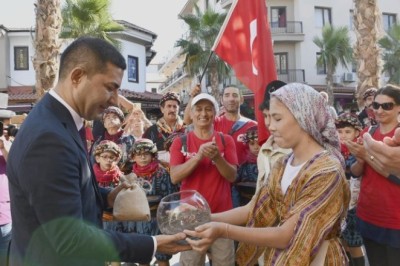 KOCATEPE'DEN ALINAN TOPRAK BAŞKAN ÖMER'E TESLİM EDİLDİ