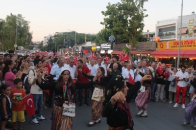 KUŞADASI'NIN KURTULUŞU'NA ÖZEL KORTEJ DÜZENLENDİ