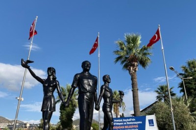 CUMHURİYET KENTİ KUŞADASI'NA YAKIŞIR ATATÜRK ANITI