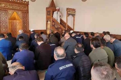 HÜKÜMLÜLER KENDİ YAPTIKLARI CAMİDE CUMA NAMAZINA NİYET ETTİLER