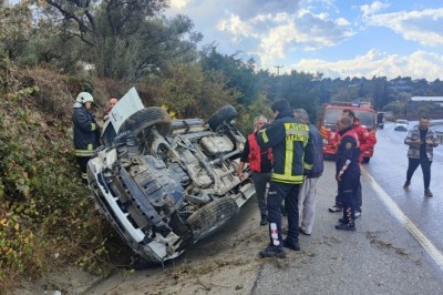 KAYGAN YOL KAMYONETİ YOLDAN ÇIKARDI