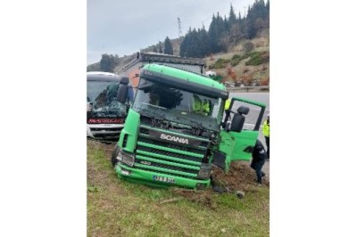 OTOBANA SIĞMAYAN KAMYONLA TIR YOLDAN ÇIKARAK KAZAYA NEDEN OLDU