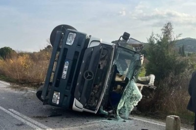 BETON POMPASI TAŞIYAN KAMYON DEVRİLDİ