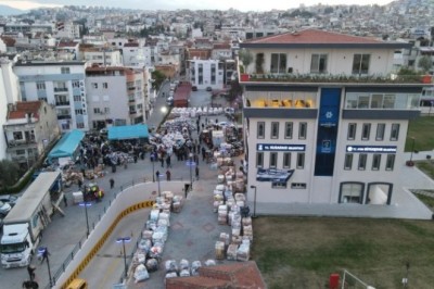 KUŞADASI'NDAN AFET BÖLGESİNE YARDIMLAR YOLA ÇIKTI