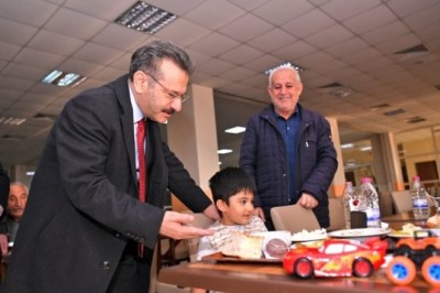 VALİ AKSOY, DEPREMZEDE AİLELER İLE GÖRÜŞTÜ