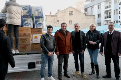 KUŞADASI'NDA YAŞAYAN YABANCILAR DEPREMZEDELER İÇİN SEFERBER OLDU