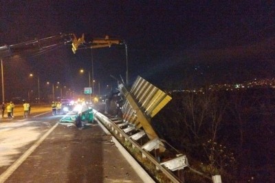 İZMİR'DE BİR TIRDAN KONTEYNER DÜŞTÜ!