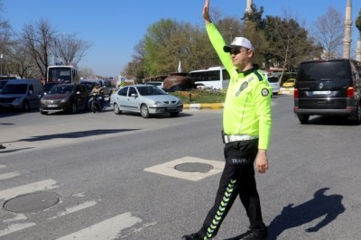 SÖKE'DE TAŞ YÜKLÜ KAMYON YAN YATTI!