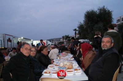 KUŞADASI ÜLKÜ OCAKLARI'NIN EL HEYKELİ'NDEKİ İFTAR SOFRASI