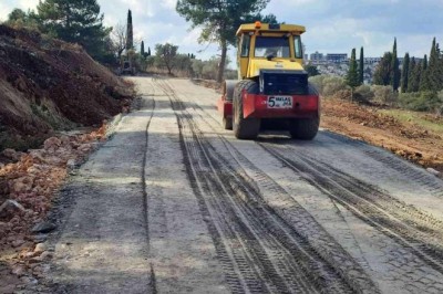 AYDIN BELEDİYESİ KUŞADASI’NDA YOL YAPIM ÇALIŞMALARINA DEVAM EDİYOR