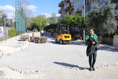 EFES SELÇUK'TA ÇALIŞMALAR SÜRÜYOR, YOLLAR YENİLENİYOR