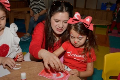 ANNE BABA ÇOCUK MERKEZİ’NDE 23 NİSAN COŞKUSU ERKEN KUTLANDI