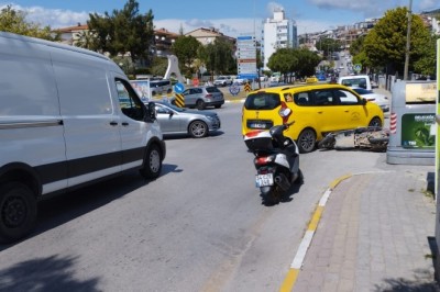 KUŞADASI ORTAOKUL KAVŞAĞI'NDA TRAFİK KAZASI!