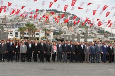 KUŞADASI'NDA ULUSAL EGEMENLİK TÖRENLE KUTLANDI