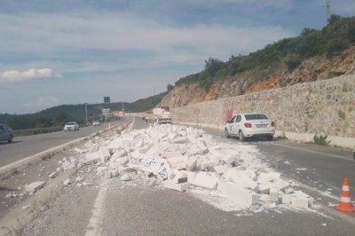 BETON YÜKLÜ TIRIN MALZEMELERİ KUŞADASI'NIN ÇIKIŞINDA YERE DEVRİLDİ!