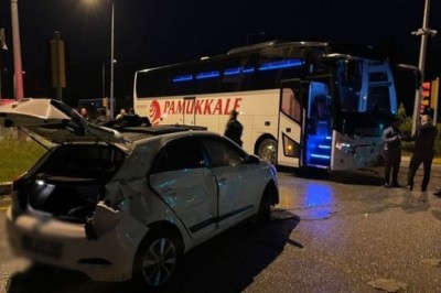 SÖKE'DE OTOBÜS İLE OTOMOBİL ÇARPIŞTI!