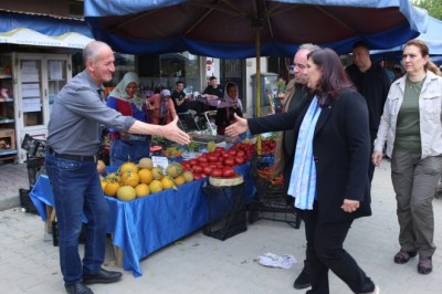 ÖZLEM ÇERÇİOĞLU GERMENCİK PAZARI'NDA HALKLA KUCAKLAŞTI!