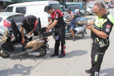 SÜRÜCÜNÜN ÜZERİNDEN ÇIKANLAR ŞOKE ETTİ!