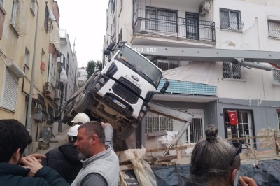 ARAÇ BİNANIN ÜZERİNE DEVRİLDİ!