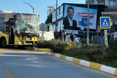 KUŞADASI'NDA İKİ ARAÇ ÇARPIŞTI!