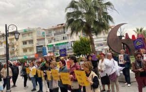 KUŞADASI KENT KONSEYİ'NDEN KADINA ŞİDDET PROTESTOSU!